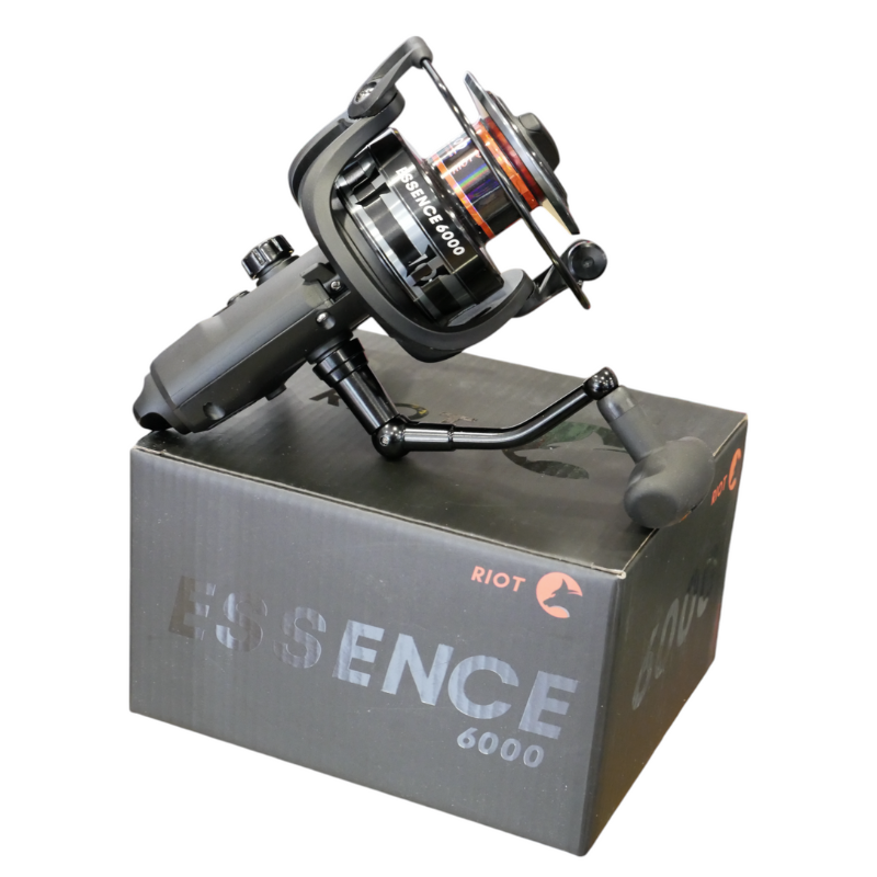 Carrete Riot Essence 6000 + Hilo Monofilamento Amarillo 0,35mm 21kg