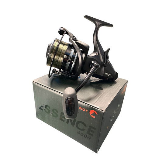 Carrete Riot Essence 6000 + Hilo Monofilamento Camuflaje 0,35mm 21kg