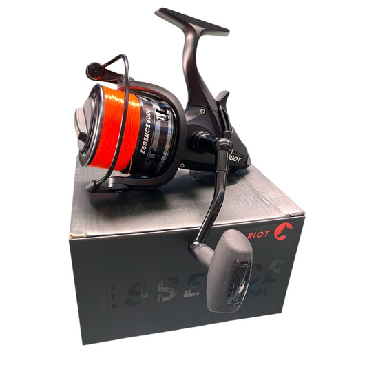 Carrete Riot Essence 6000 + Hilo Monofilamento Naranja 0,35mm 21kg